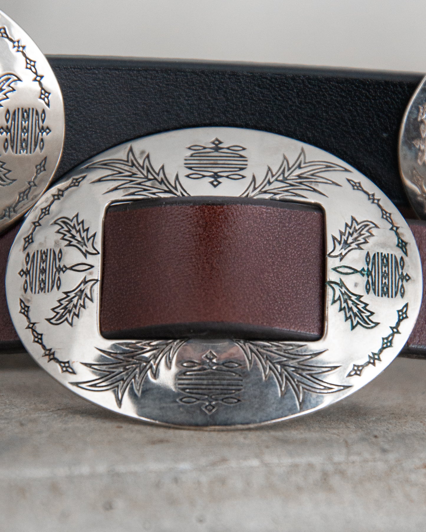 WESTERN OVAL BUCKLE CONCHO LONG BELT -COW HIDE-