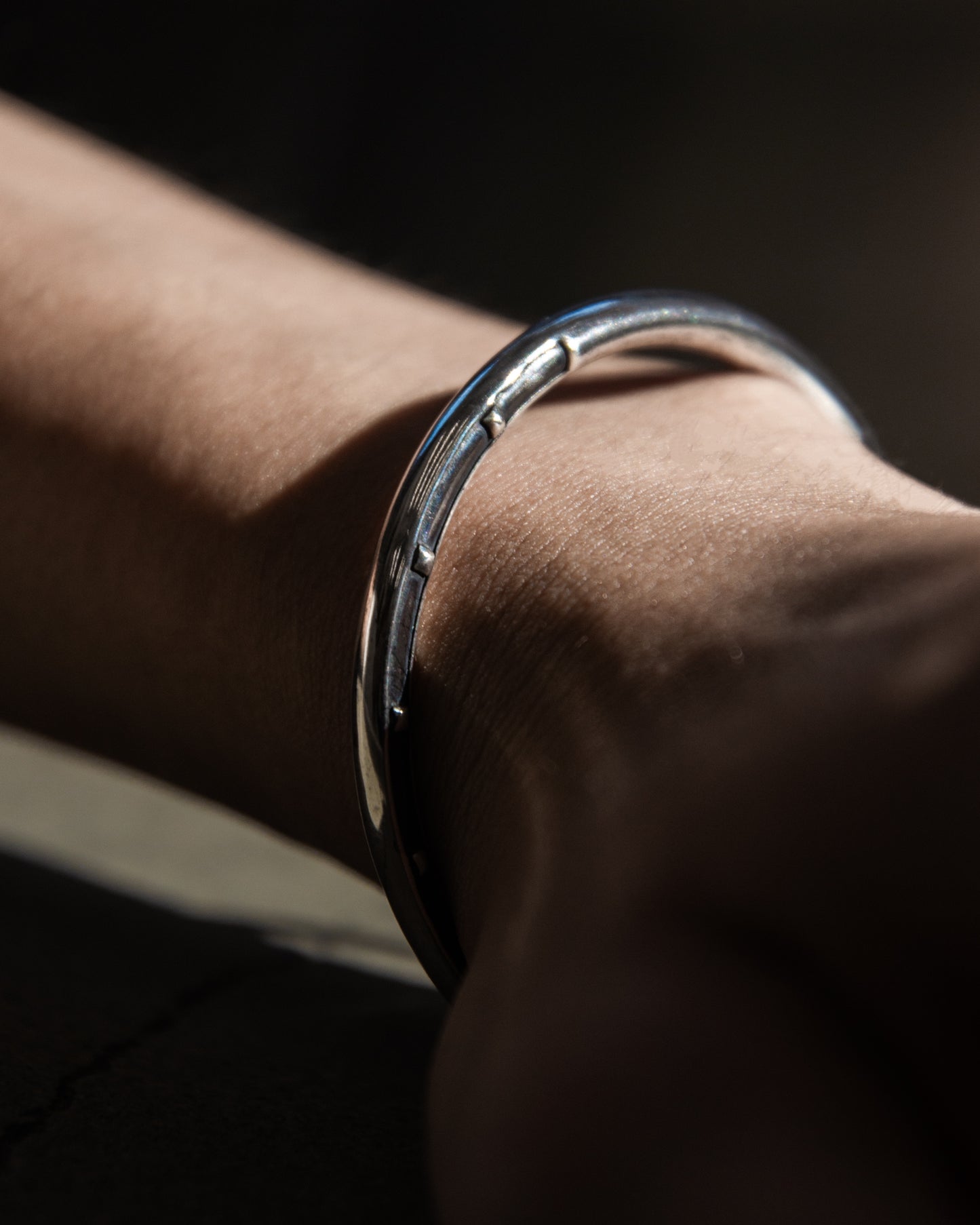 HORSESHOE BANGLE