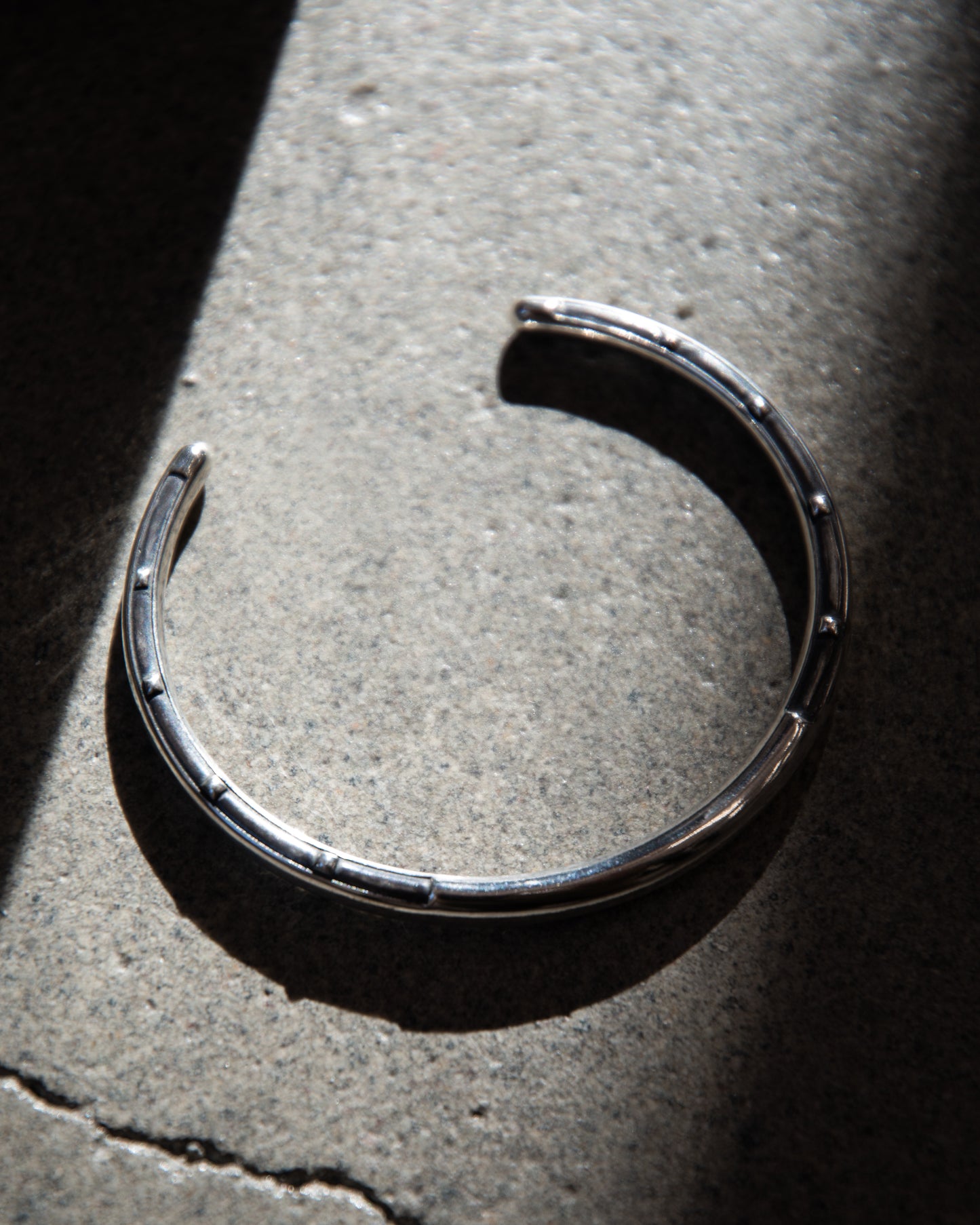 HORSESHOE BANGLE