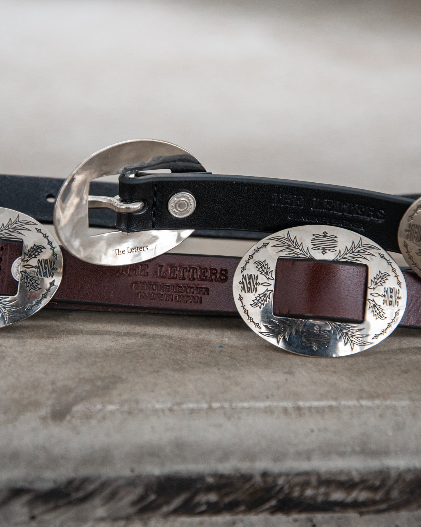 WESTERN OVAL BUCKLE CONCHO LONG BELT -COW HIDE-