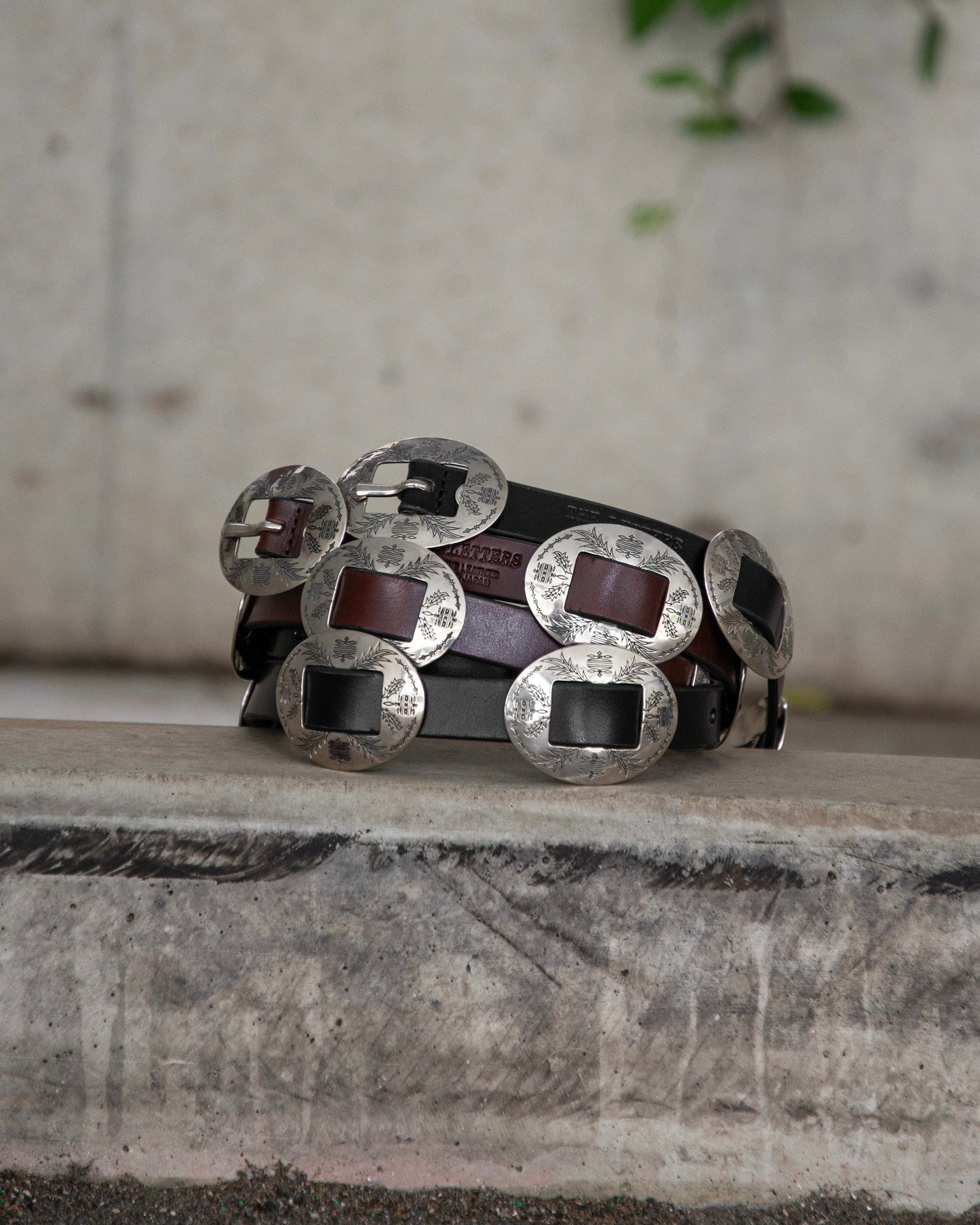 WESTERN OVAL BUCKLE CONCHO LONG BELT -COW HIDE-