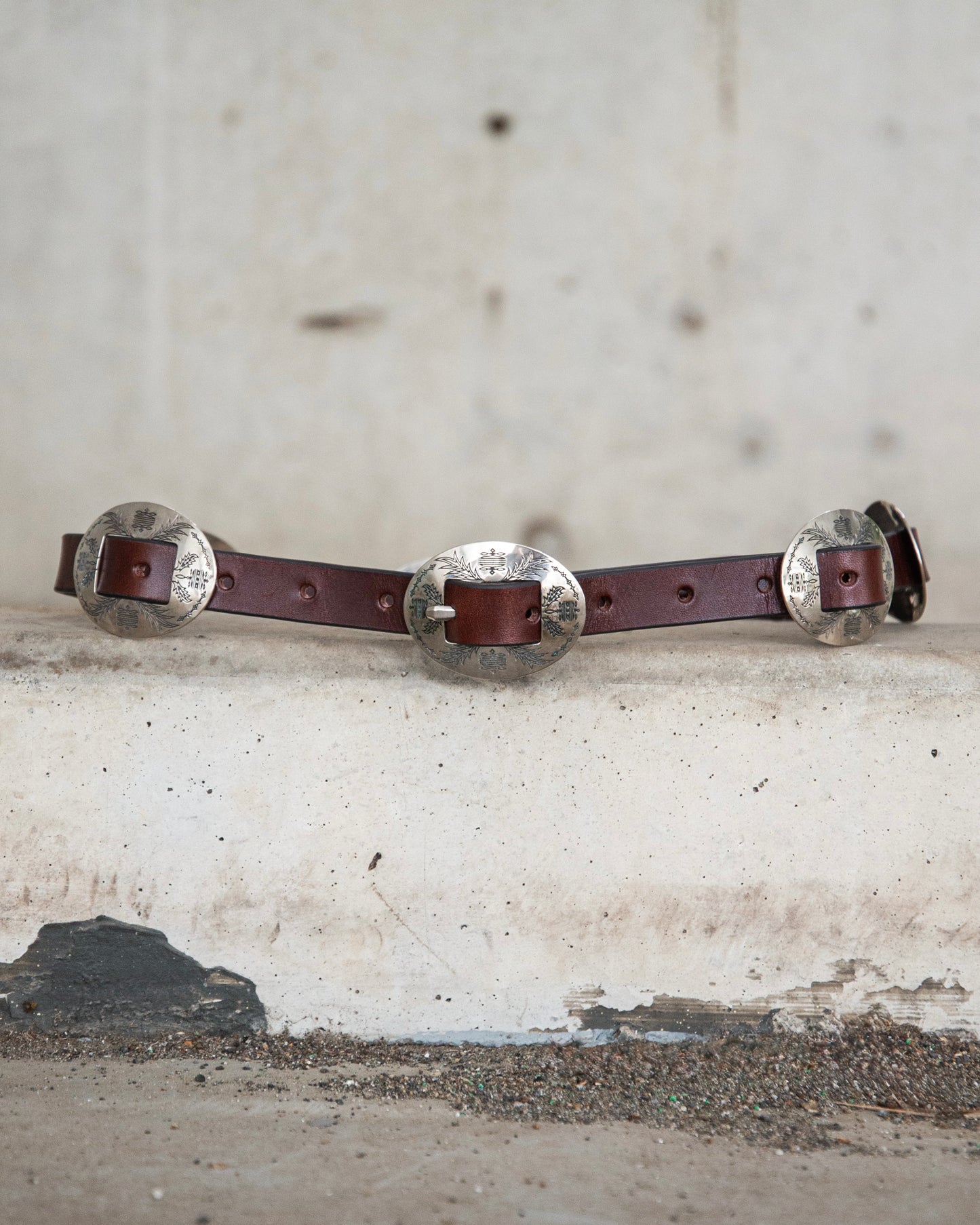 WESTERN OVAL BUCKLE CONCHO LONG BELT -COW HIDE-