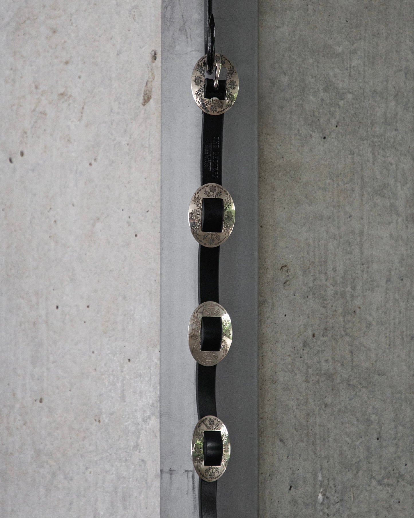 WESTERN OVAL BUCKLE CONCHO LONG BELT -COW HIDE-